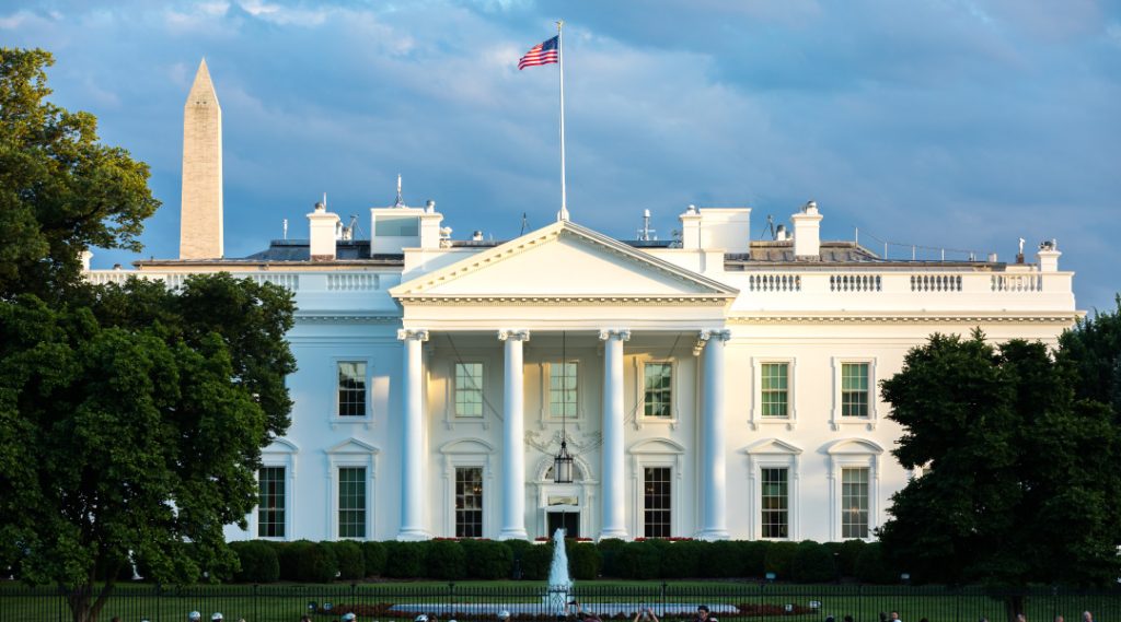 Biden pide revisión del fallo